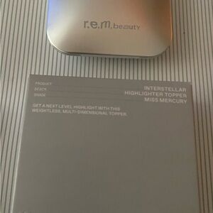 r.e.m. beauty Interstellar Highlighter Topper - Miss Mercury